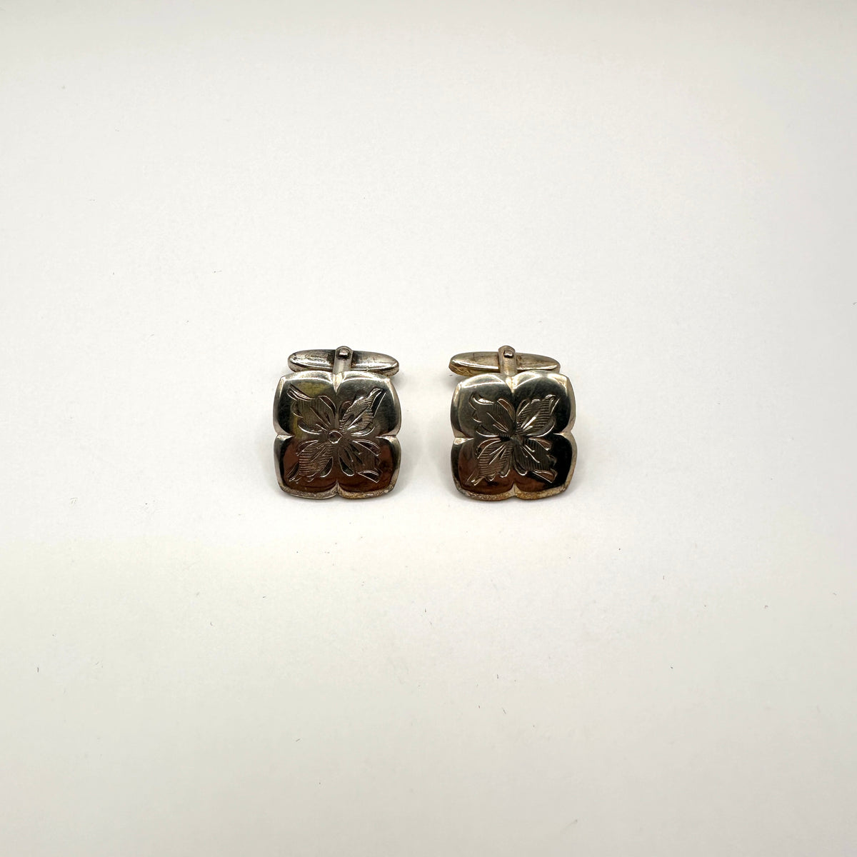 Floraler Manschettenknopf aus 835er Silber mit Gravurmotiv