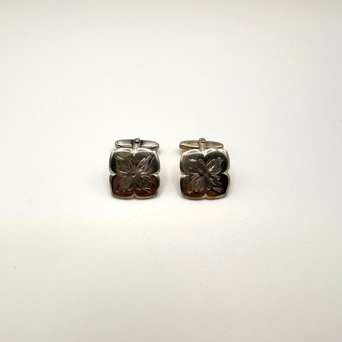 Floraler Manschettenknopf aus 835er Silber mit Gravurmotiv