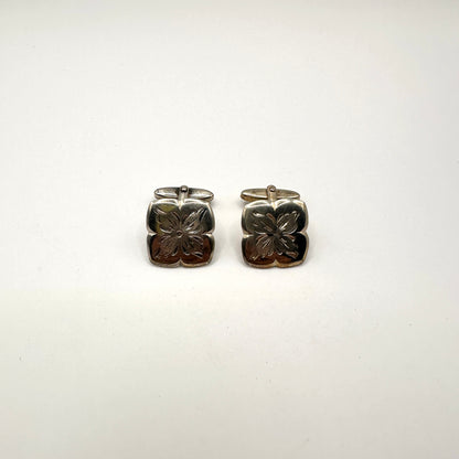 Floraler Manschettenknopf aus 835er Silber mit Gravurmotiv