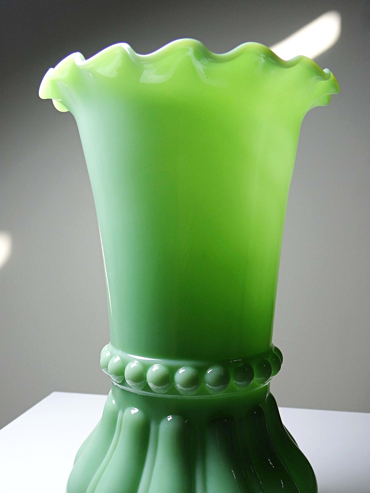 Vintage Vase aus Opalglas, Jadegrün, Art Nouveau