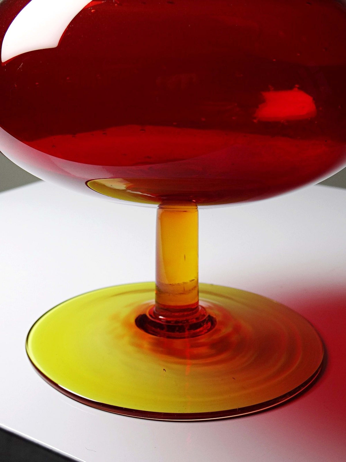 Vintage Vase Glas rot-gelb mit Blasendekor, 1960er Jahre