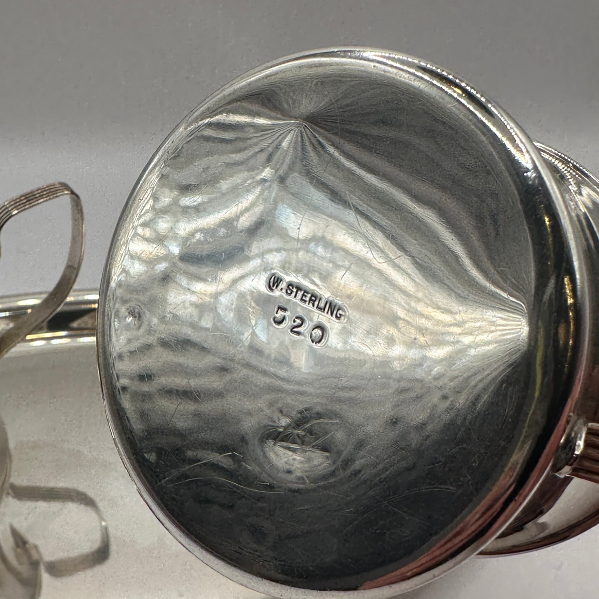 Dreiteiliges Sterling-Silber Set „W. Sterling 520“ – Tablett, Kännchen und Schale