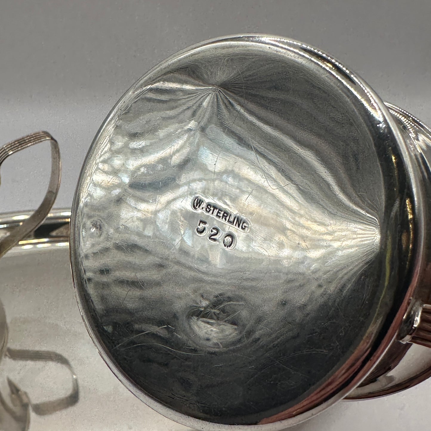 Dreiteiliges Sterling-Silber Set „W. Sterling 520“ – Tablett, Kännchen und Schale