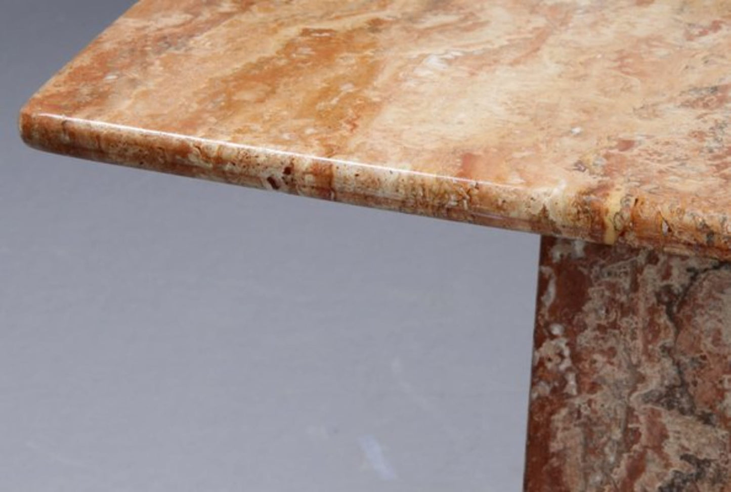 Vintage Beistelltisch mit Maserung, korallenrotes Marmorunikat