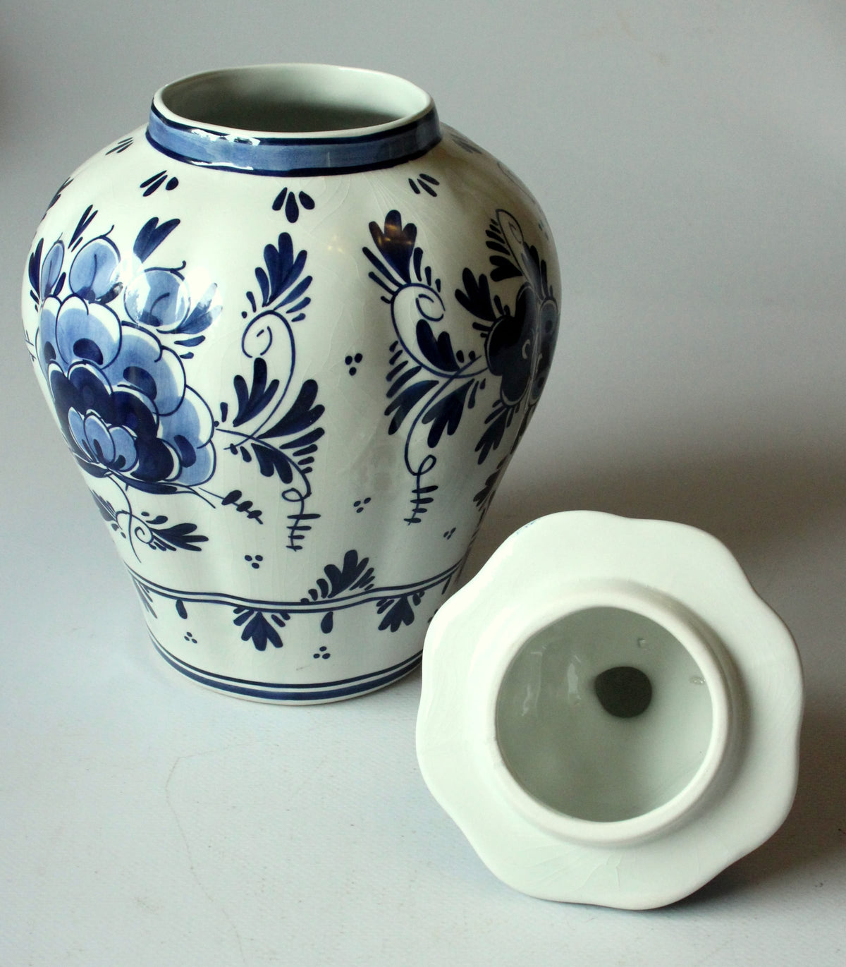 Set von 2 Vintage Vasen mit Deckel von Delft, handgemalt