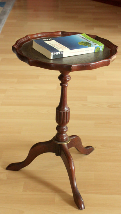Vintage Beistelltisch im englischen Stil aus Holz mit geprägter Lederplatte, 1970er