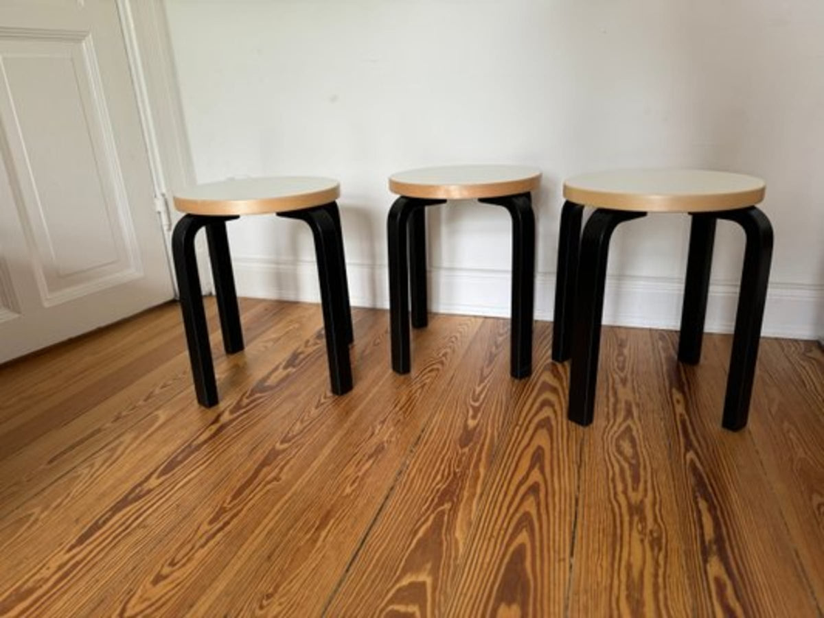 Vintage Hocker Stool 60 von Alvar Aalto für Artek Schwarz Weiß Weizenfarben