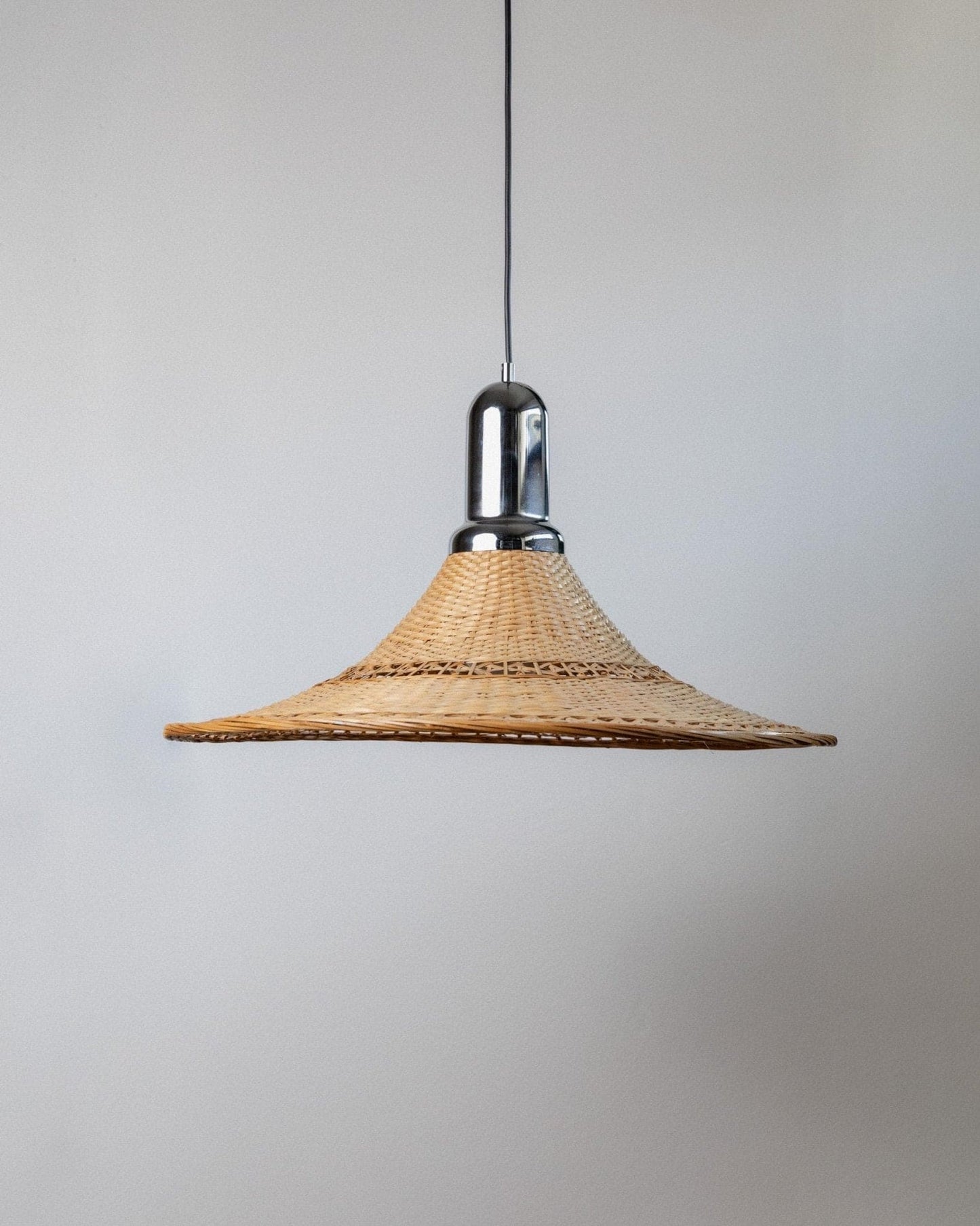 Lampe panier vintage chromée design Space Age milieu du siècle Italie années 1970 lumière chaude