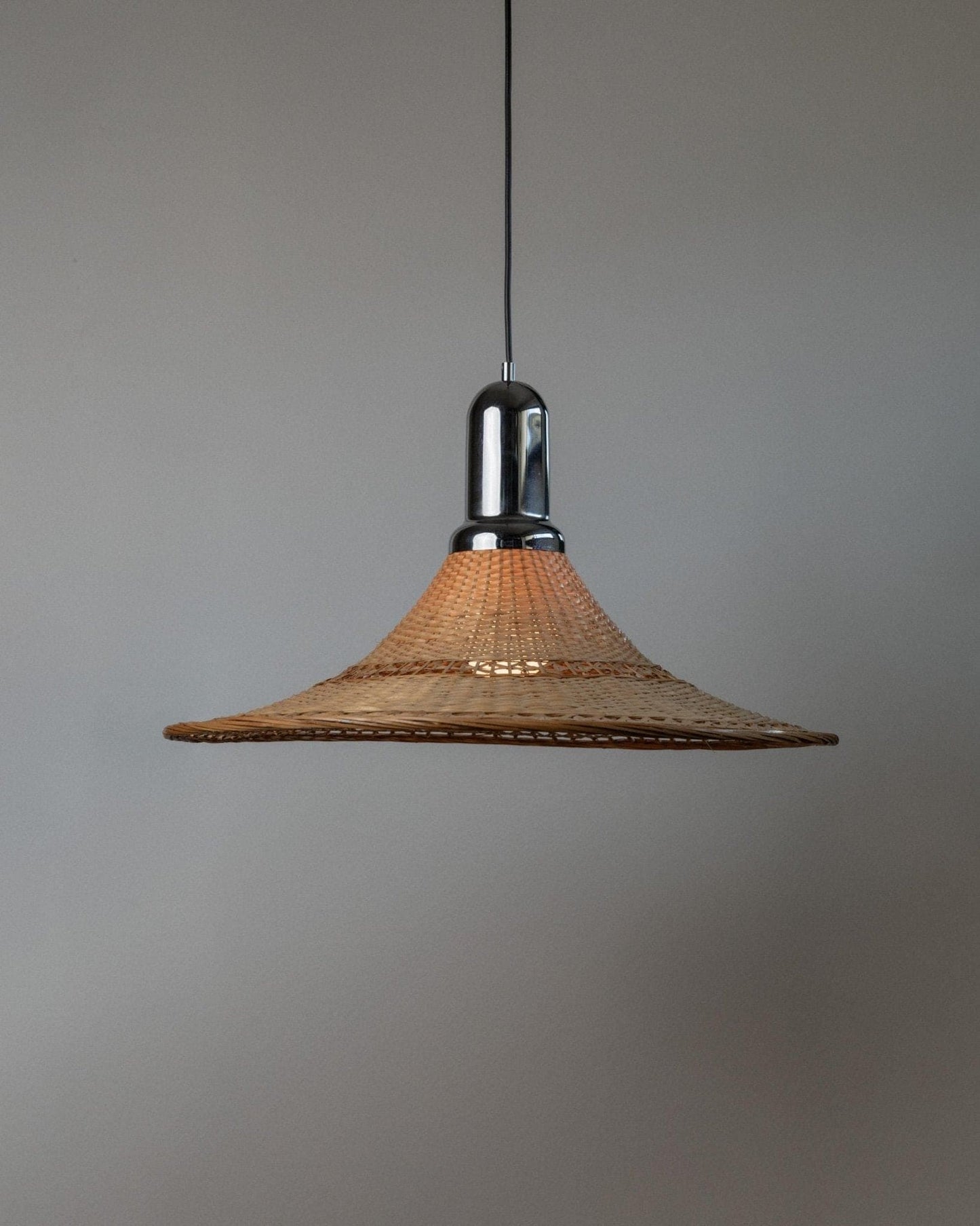 Lampe panier vintage chromée design Space Age milieu du siècle Italie années 1970 lumière chaude