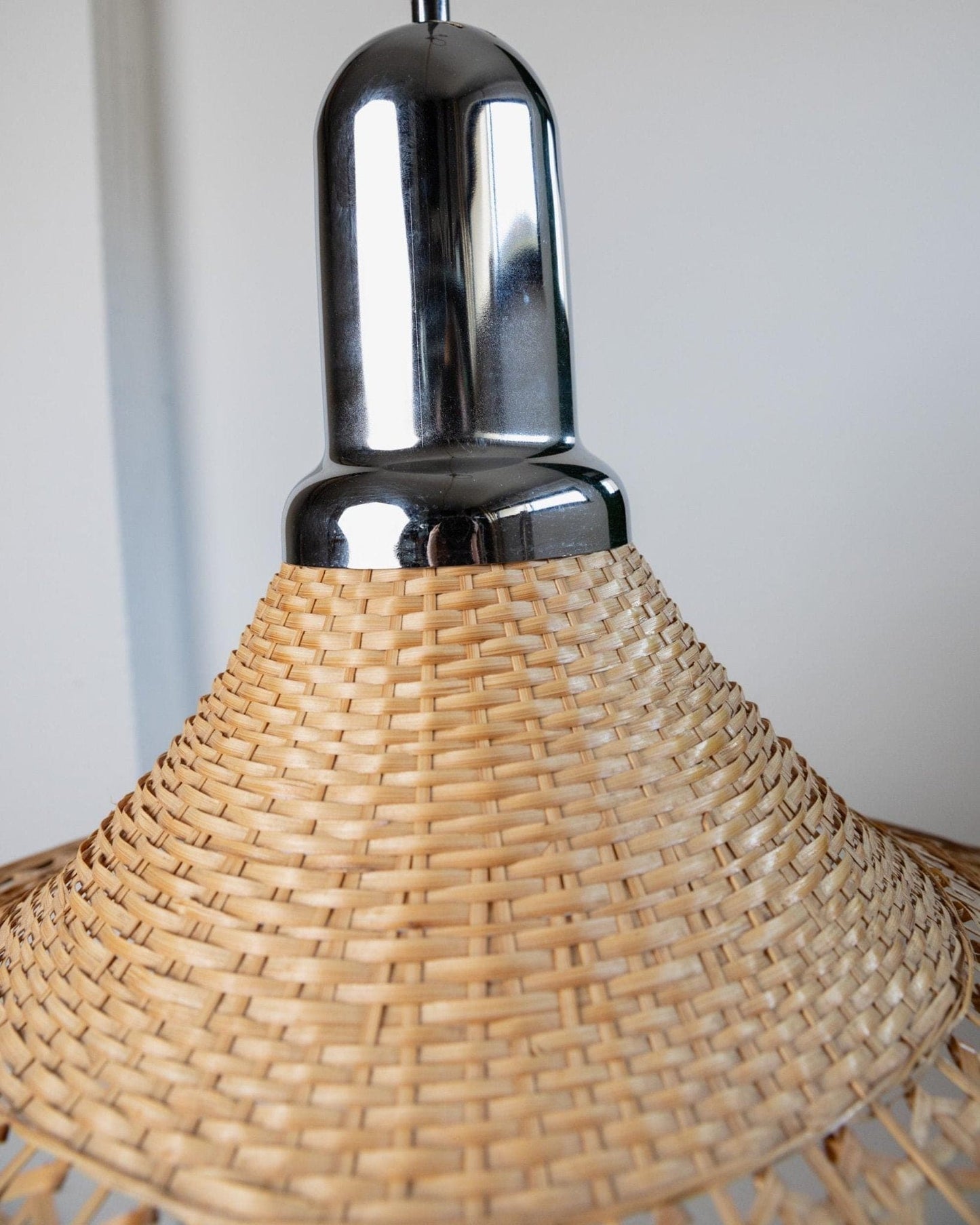 Lampe panier vintage chromée design Space Age milieu du siècle Italie années 1970 lumière chaude