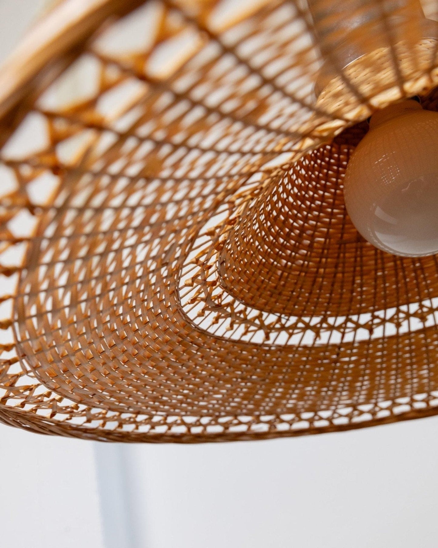 Lampe panier vintage chromée design Space Age milieu du siècle Italie années 1970 lumière chaude