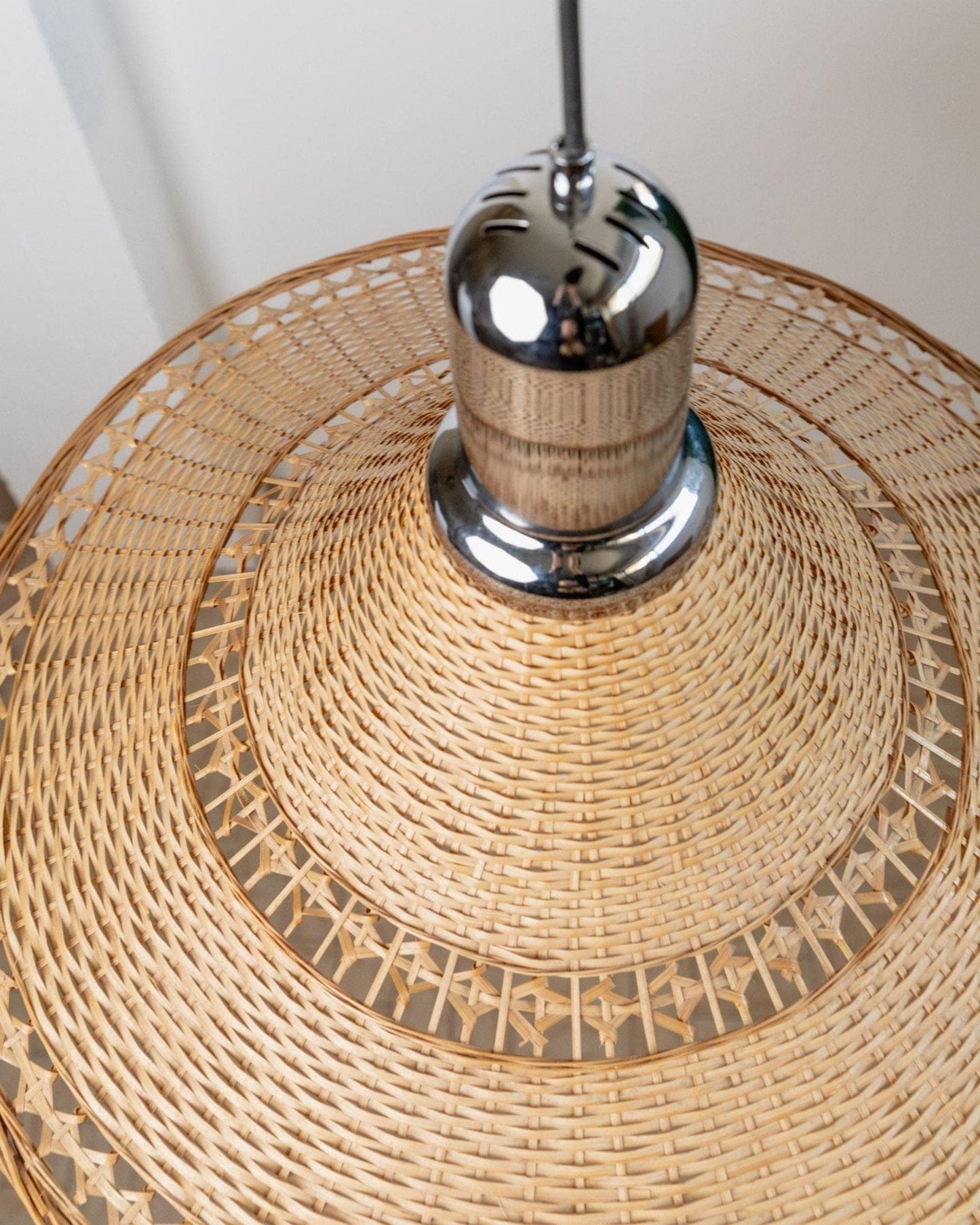 Lampe panier vintage chromée design Space Age milieu du siècle Italie années 1970 lumière chaude