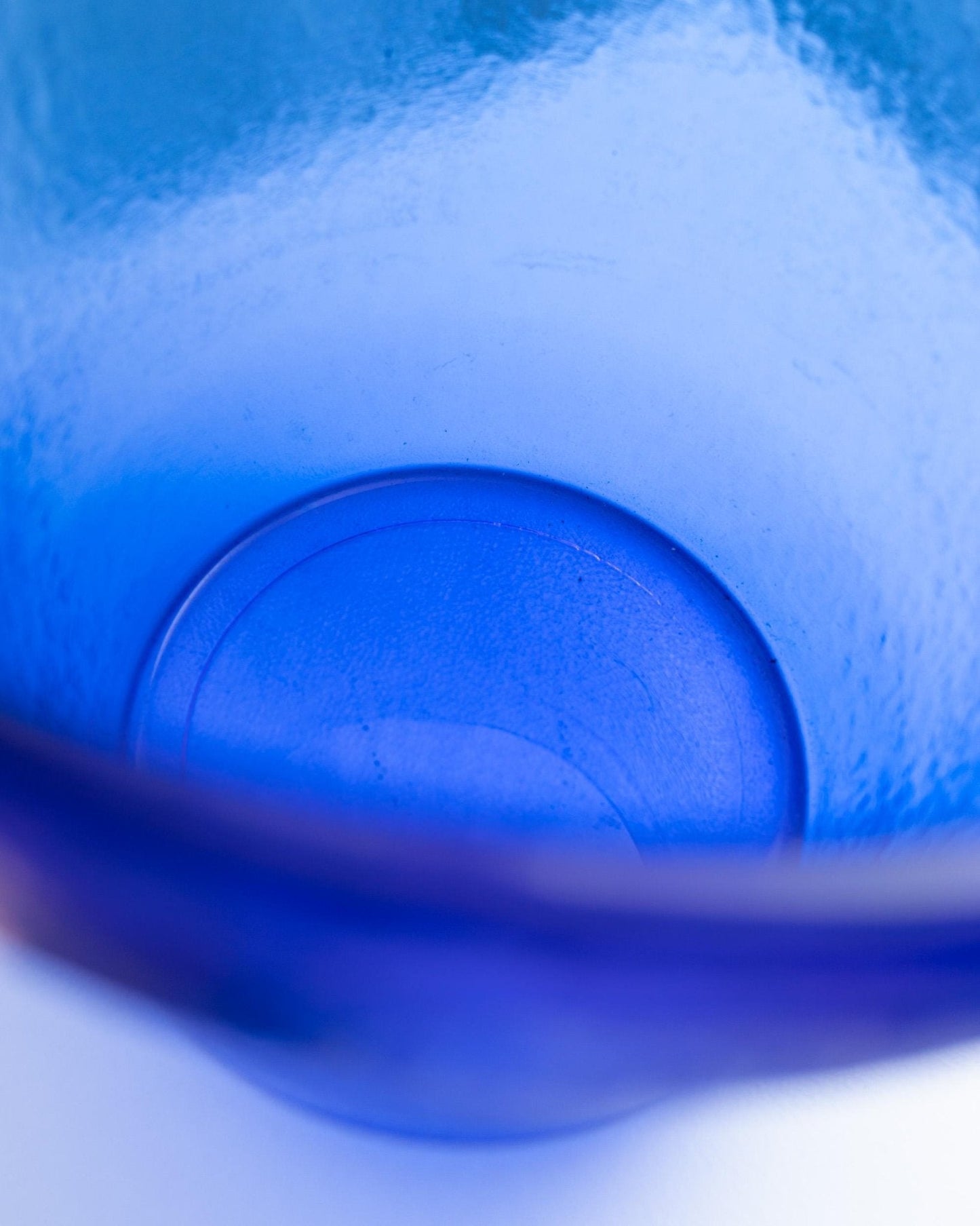 Vintage Blumentopf Flower Pot aus blauem Glas, strukturiert, Italien 1970er, seltenes Einzelstück