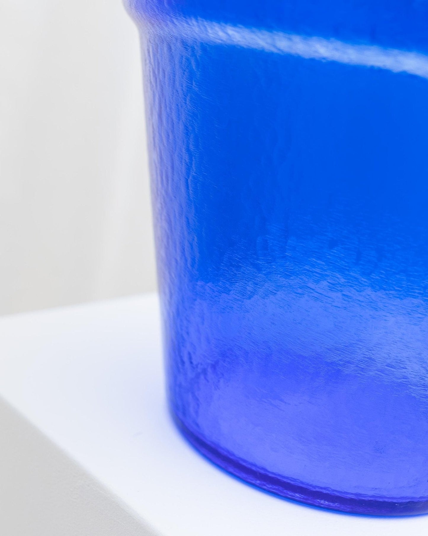 Vintage Blumentopf Flower Pot aus blauem Glas, strukturiert, Italien 1970er, seltenes Einzelstück