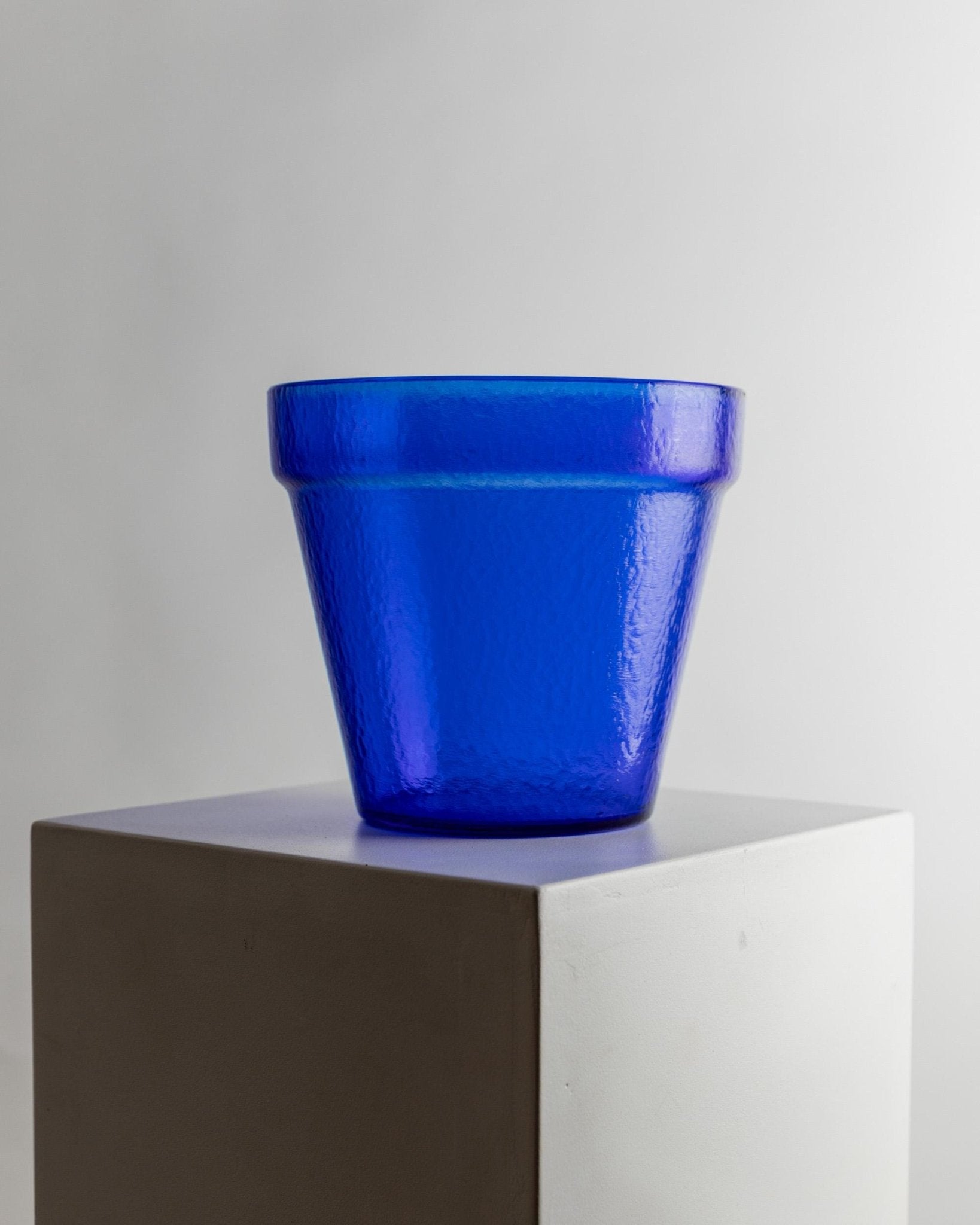 Vintage Blumentopf Flower Pot aus blauem Glas, strukturiert, Italien 1970er, seltenes Einzelstück