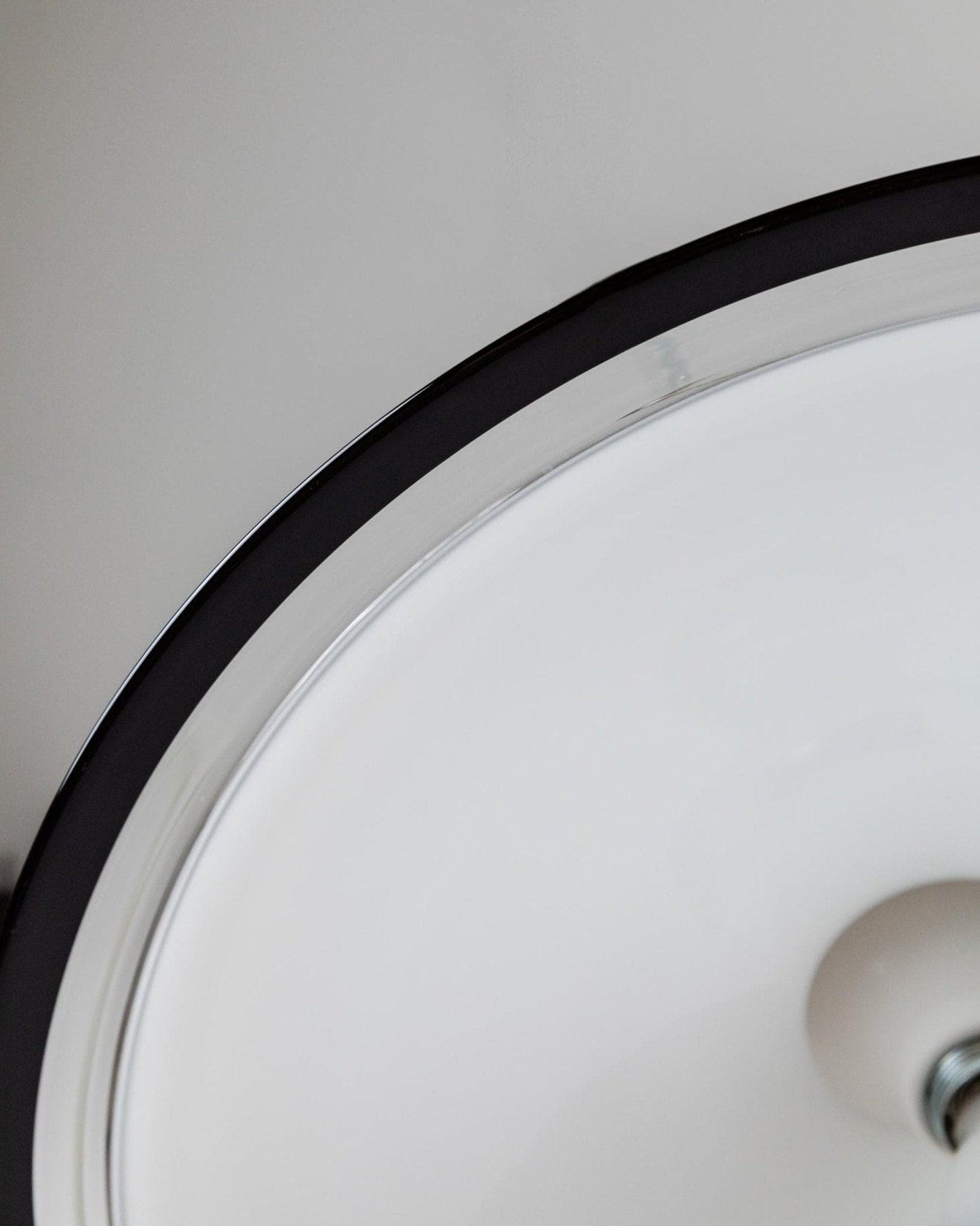 Plafonnier vintage en verre de Murano blanc, bord noir, acier inoxydable, Italie, années 1970