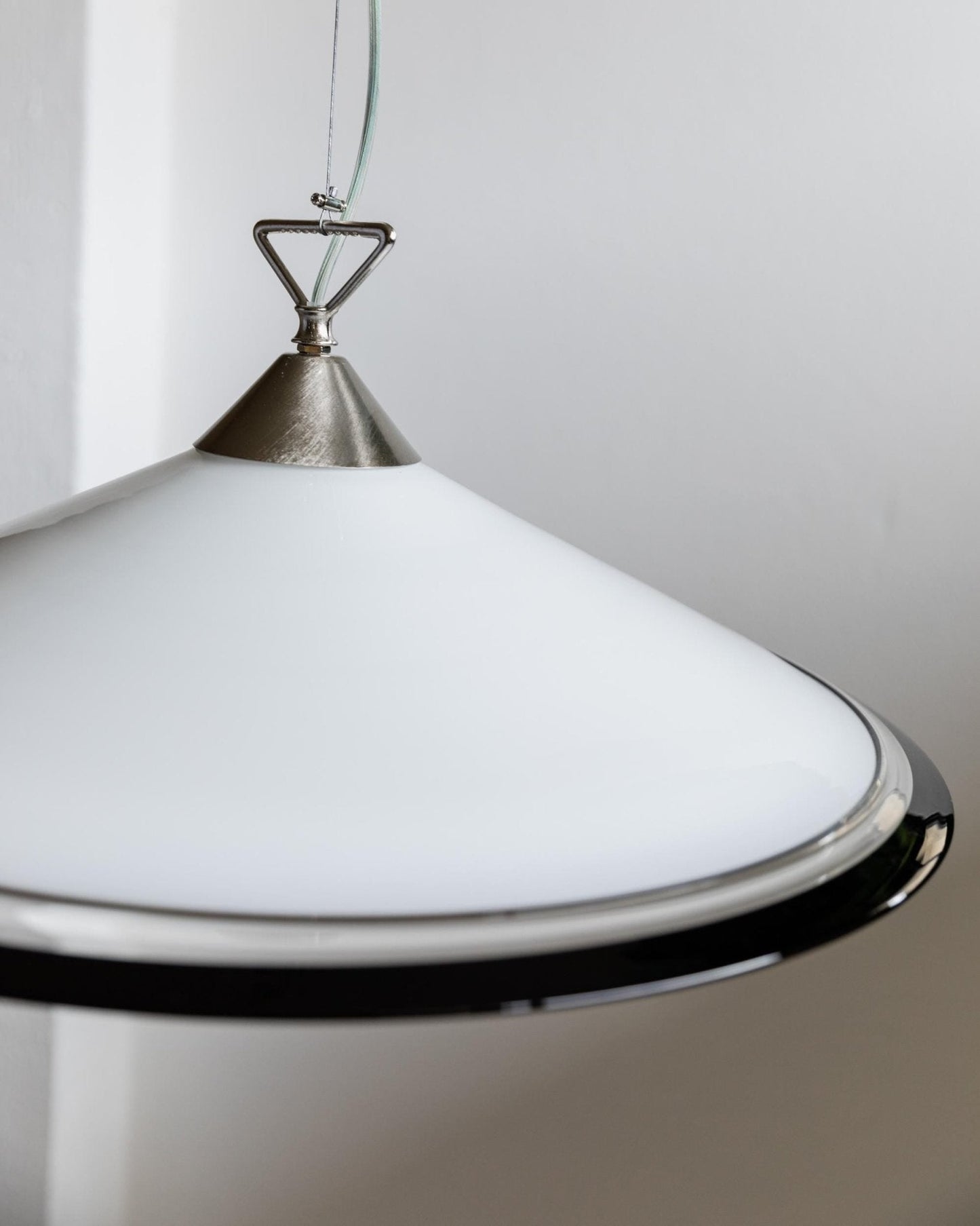 Plafonnier vintage en verre de Murano blanc, bord noir, acier inoxydable, Italie, années 1970