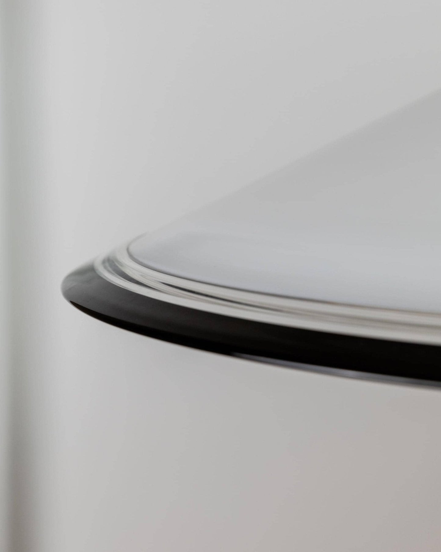 Plafonnier vintage en verre de Murano blanc, bord noir, acier inoxydable, Italie, années 1970