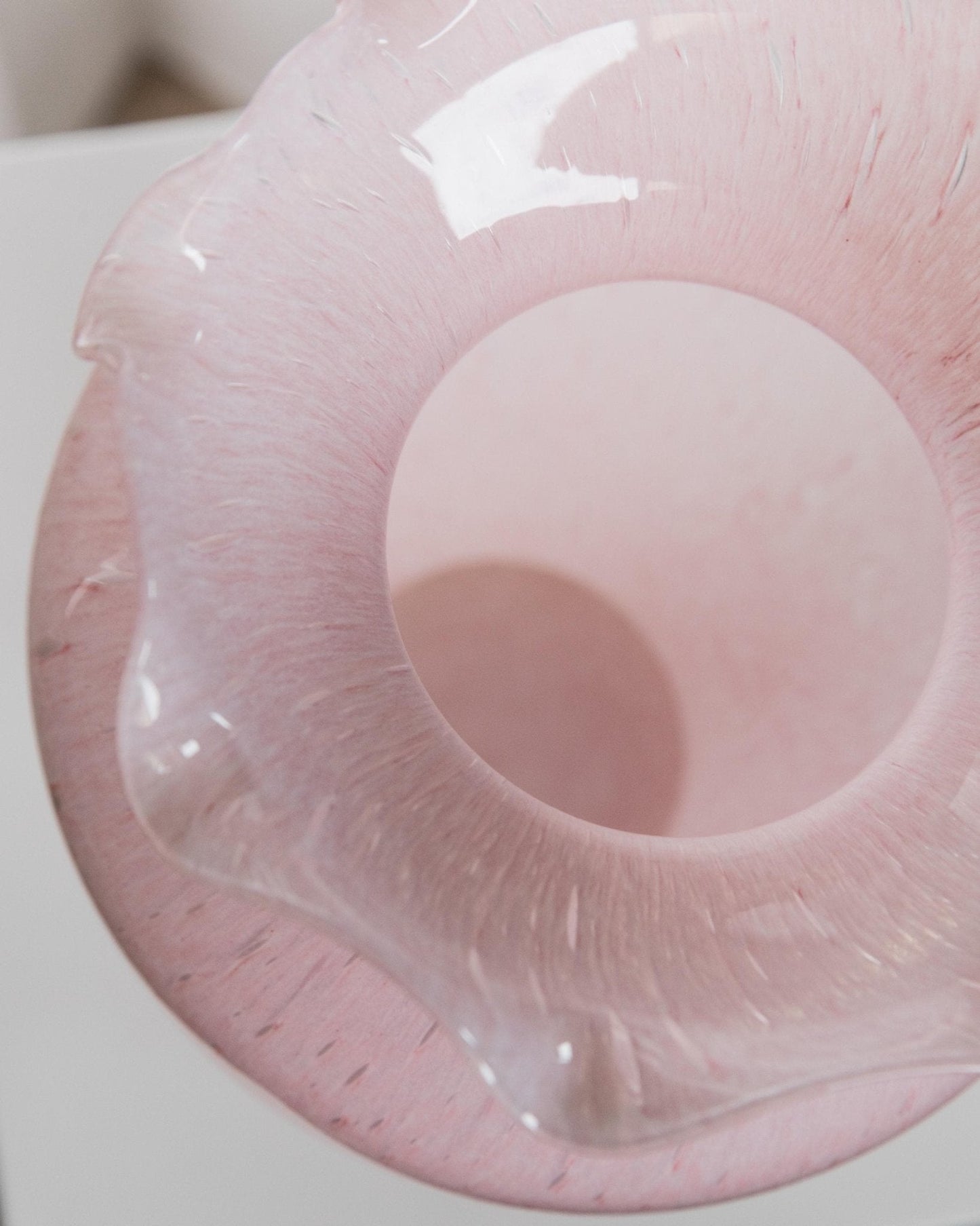 Vintage Vase Murano Glas rosa gepunktet mit gewelltem Rand von Murano