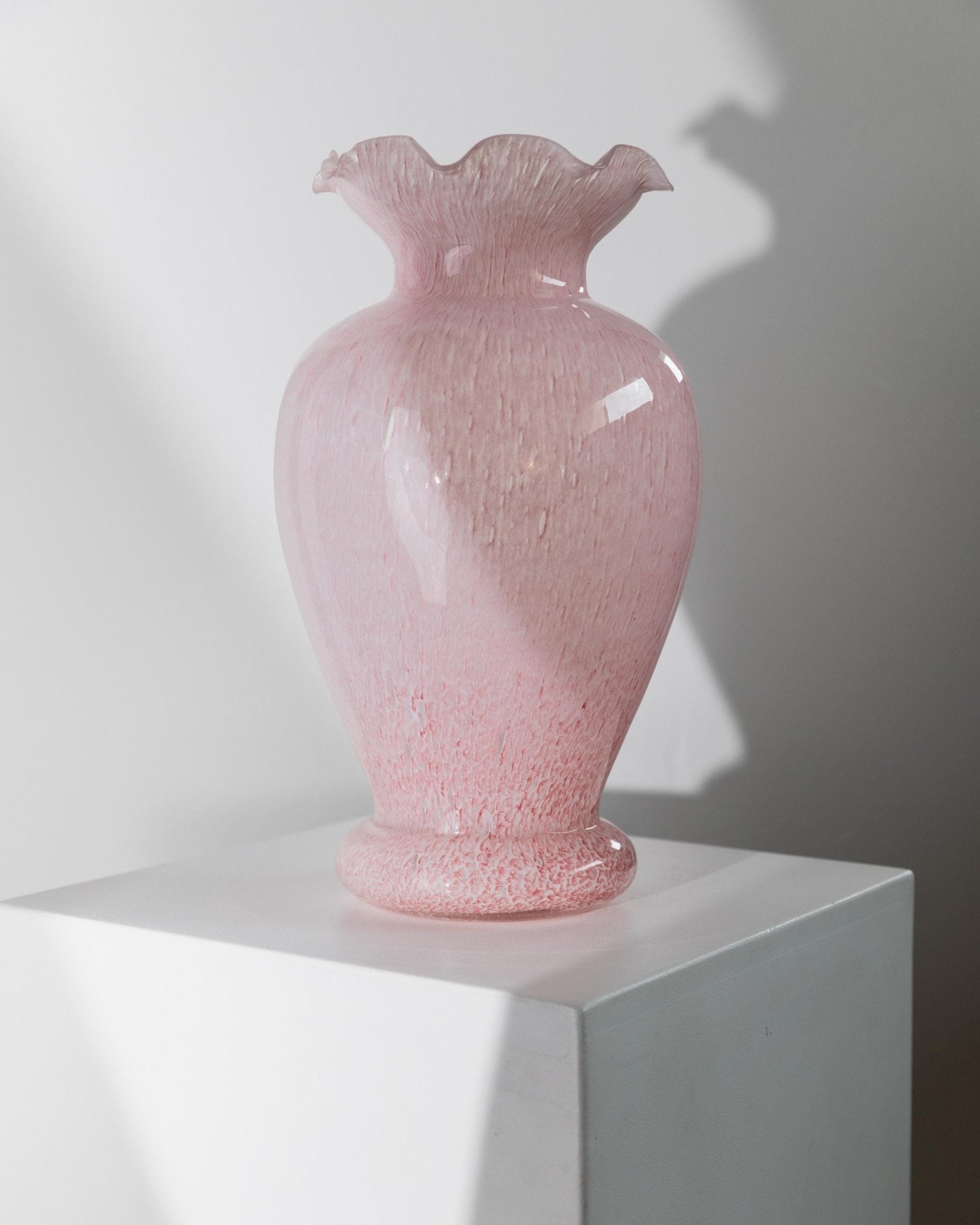 Vintage Vase Murano Glas rosa gepunktet mit gewelltem Rand von Murano