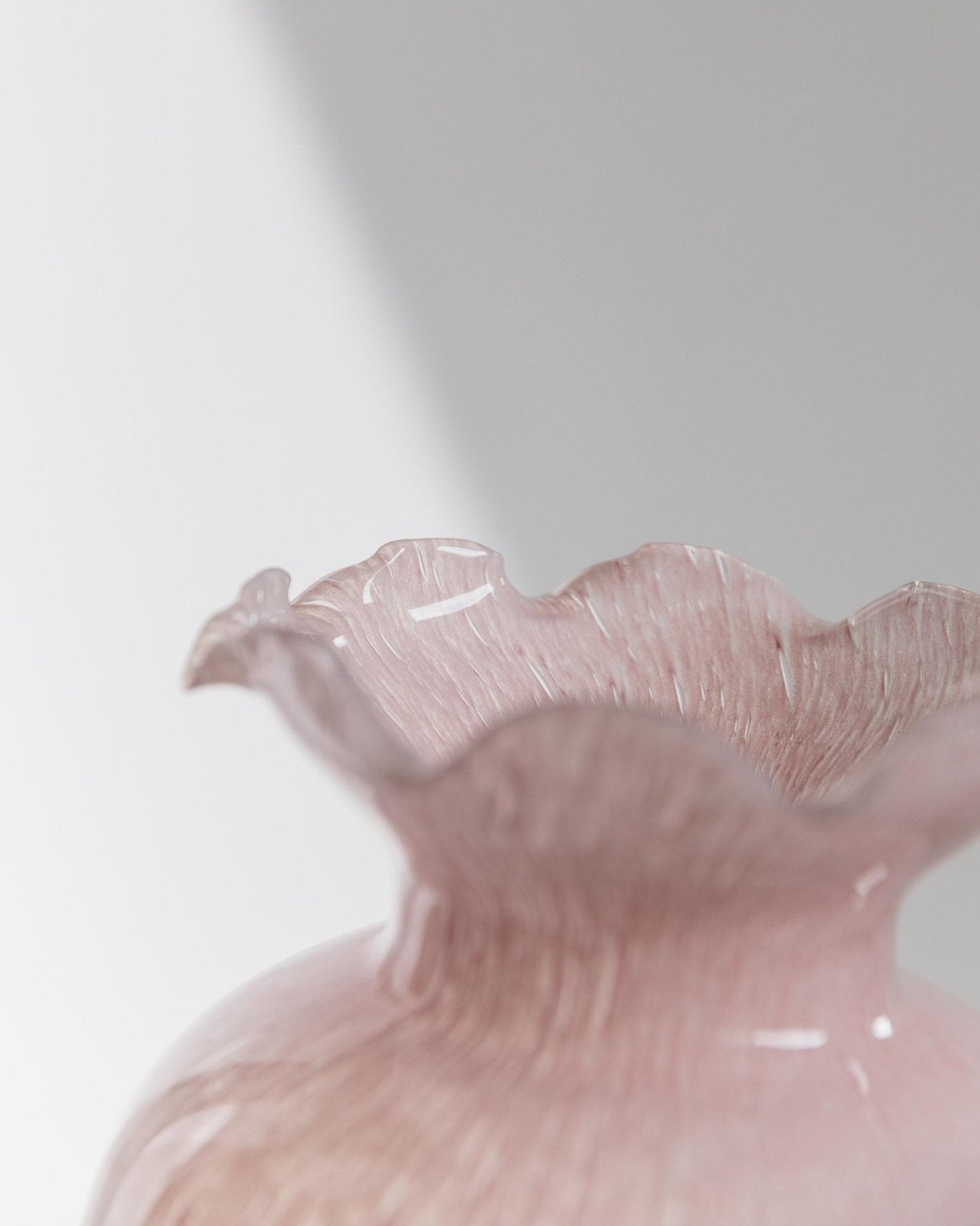 Vintage Vase Murano Glas rosa gepunktet mit gewelltem Rand von Murano