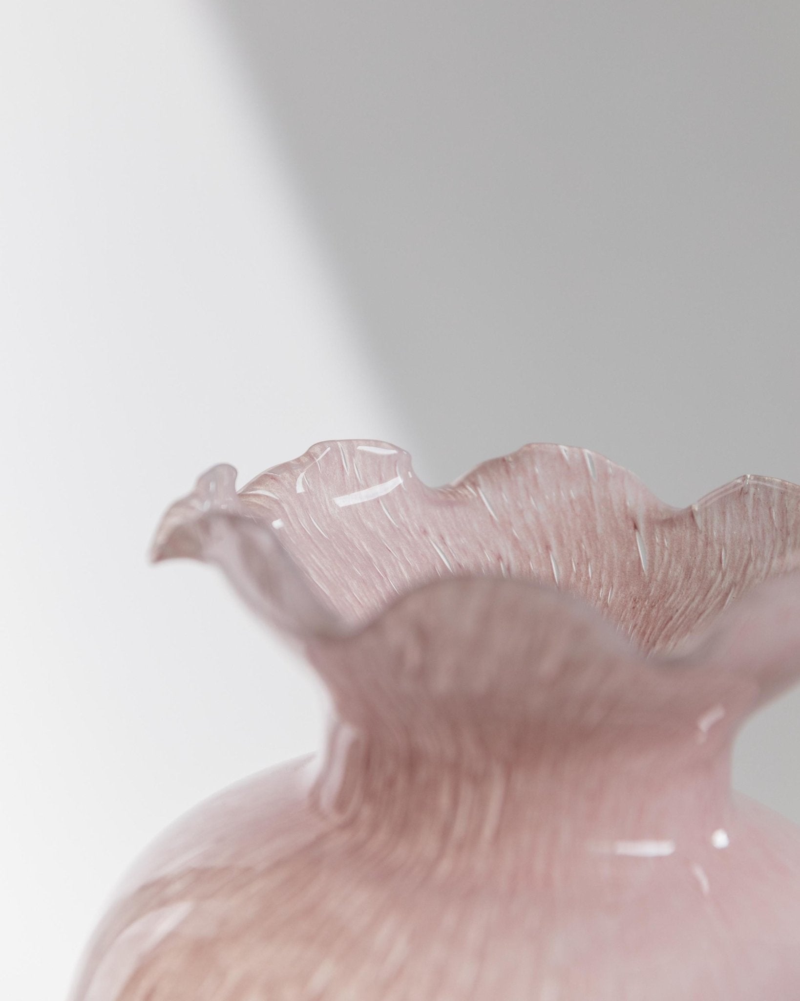 Vintage Vase Murano Glas rosa gepunktet mit gewelltem Rand von Murano