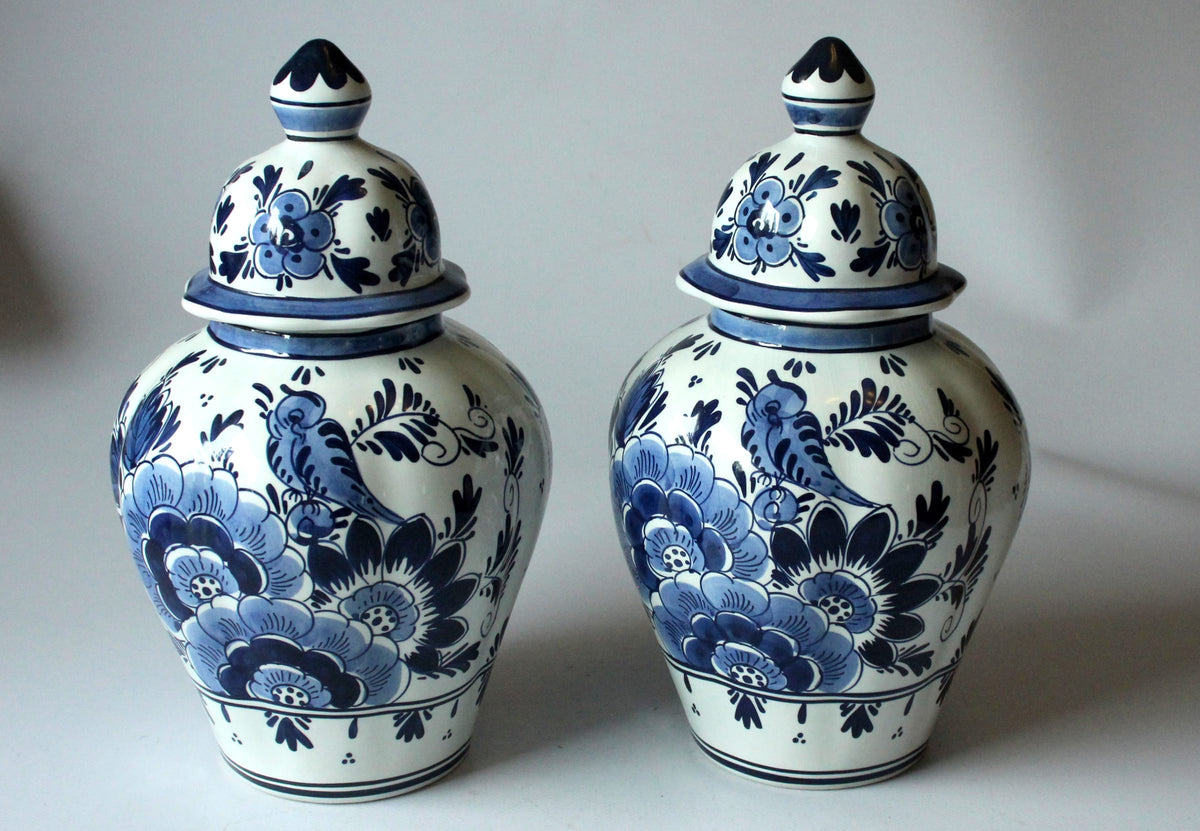 Set von 2 Vintage Vasen mit Deckel von Delft, handgemalt