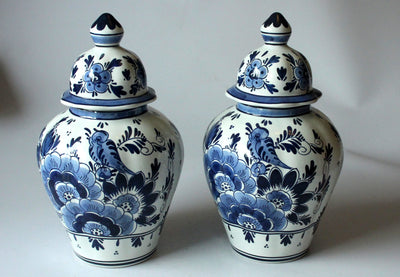 Set de 2 vases vintage à couvercle de Delft, peintes à la main