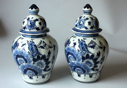 Set von 2 Vintage Vasen mit Deckel von Delft, handgemalt
