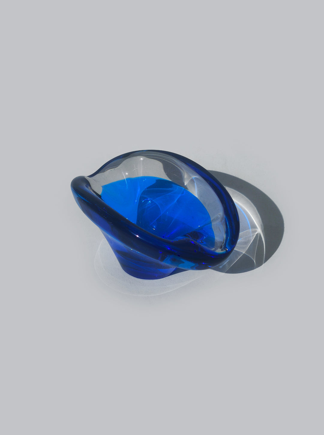 Vintage Skulpturaler Aschenbecher aus blauem Glas