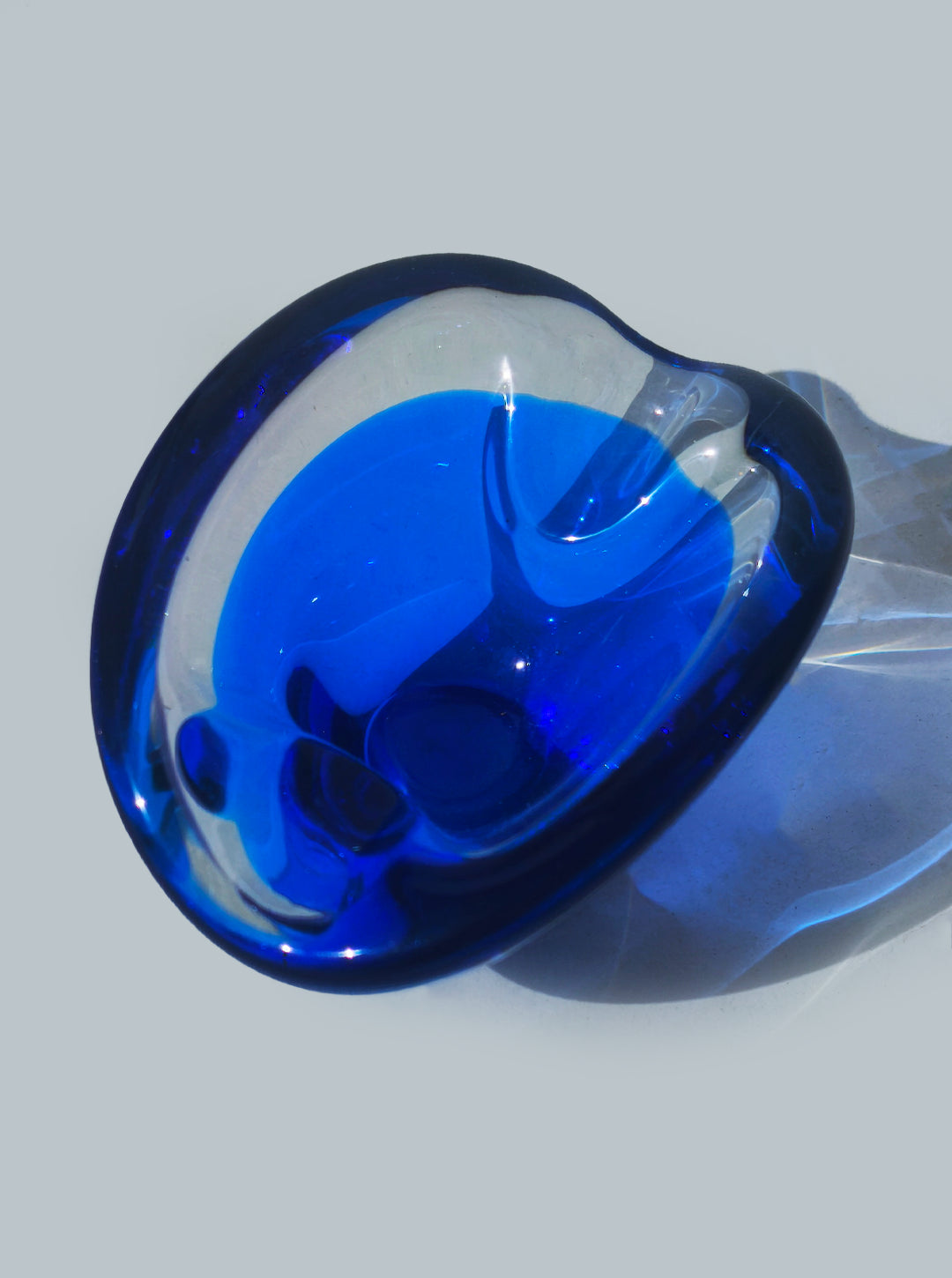 Vintage Skulpturaler Aschenbecher aus blauem Glas
