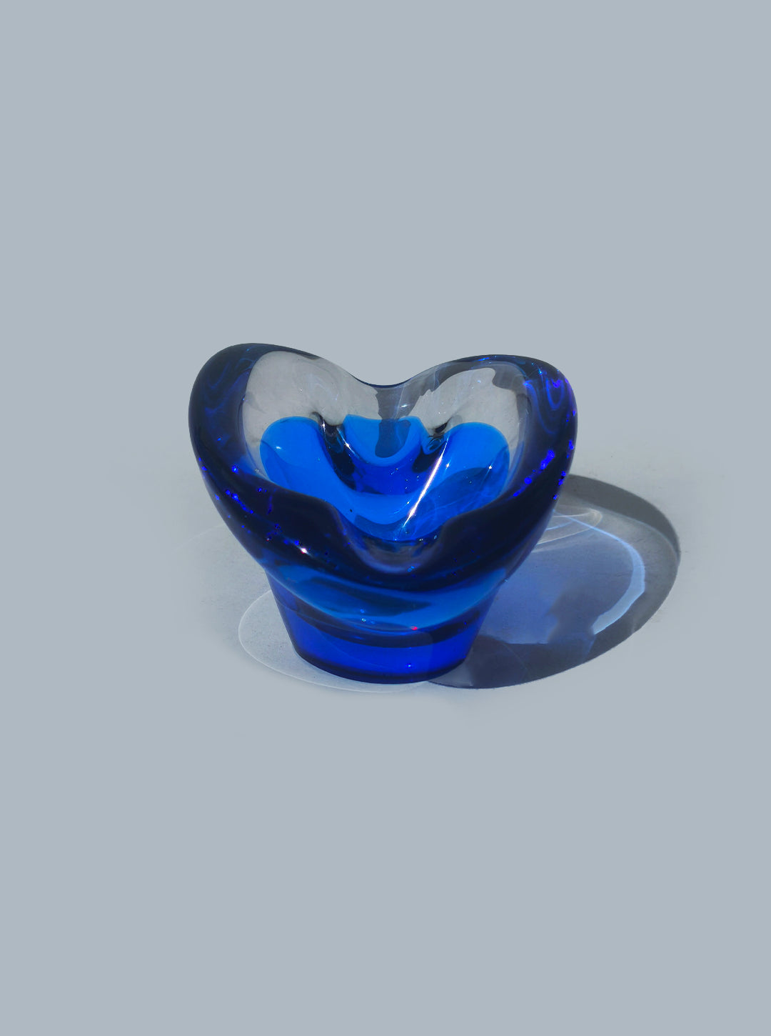 Vintage Skulpturaler Aschenbecher aus blauem Glas