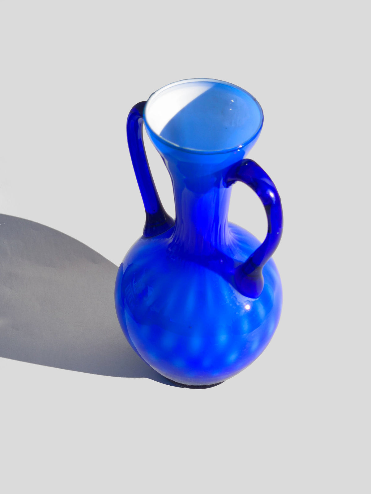 Glasvase mit Henkeln in Indigo