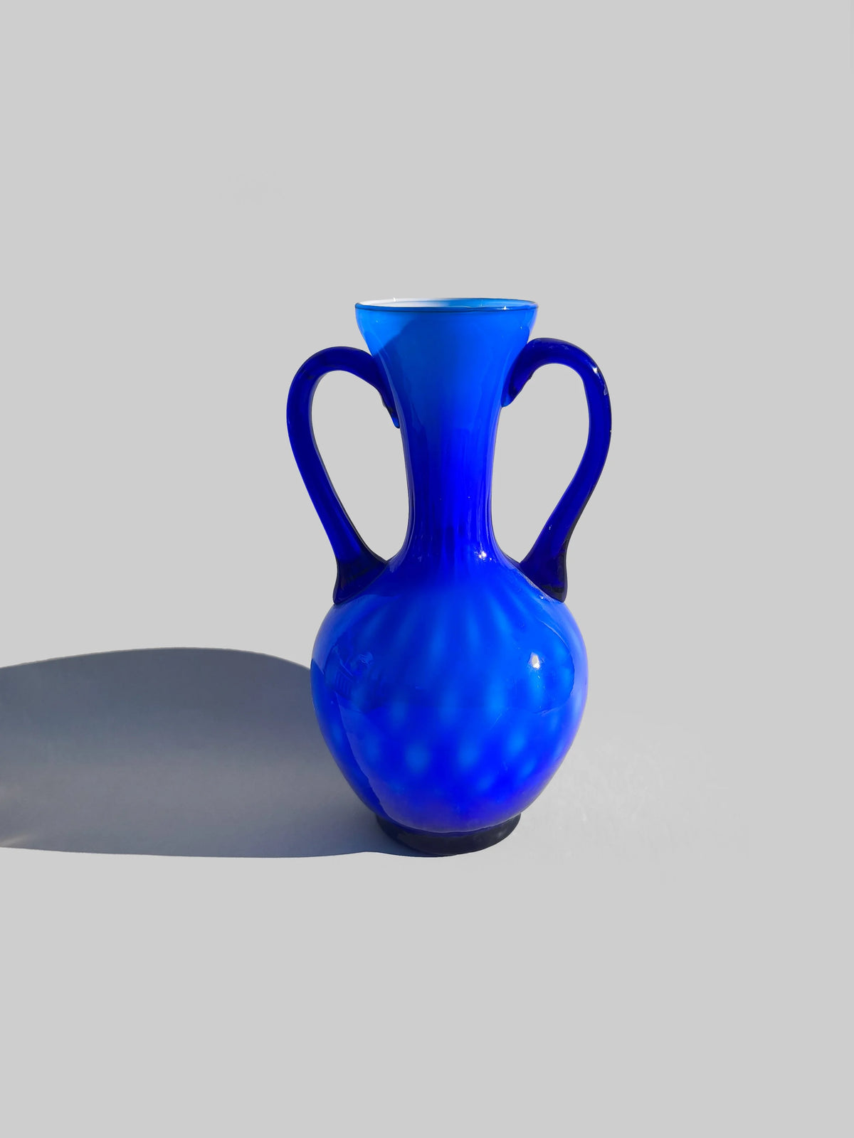Glasvase mit Henkeln in Indigo
