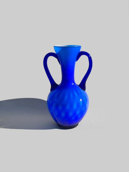 Glasvase mit Henkeln in Indigo