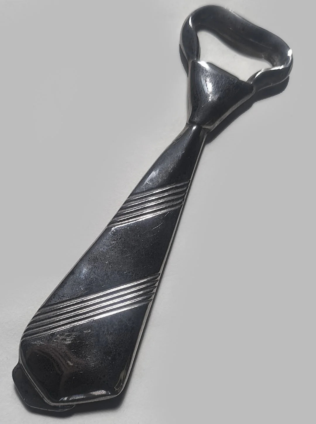 Vintage Flaschenöffner Krawatte aus Metall