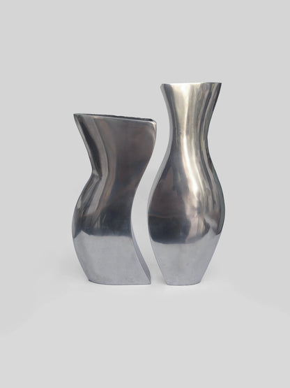 Set von 2 modernistischen Vasen aus Metall in Silber