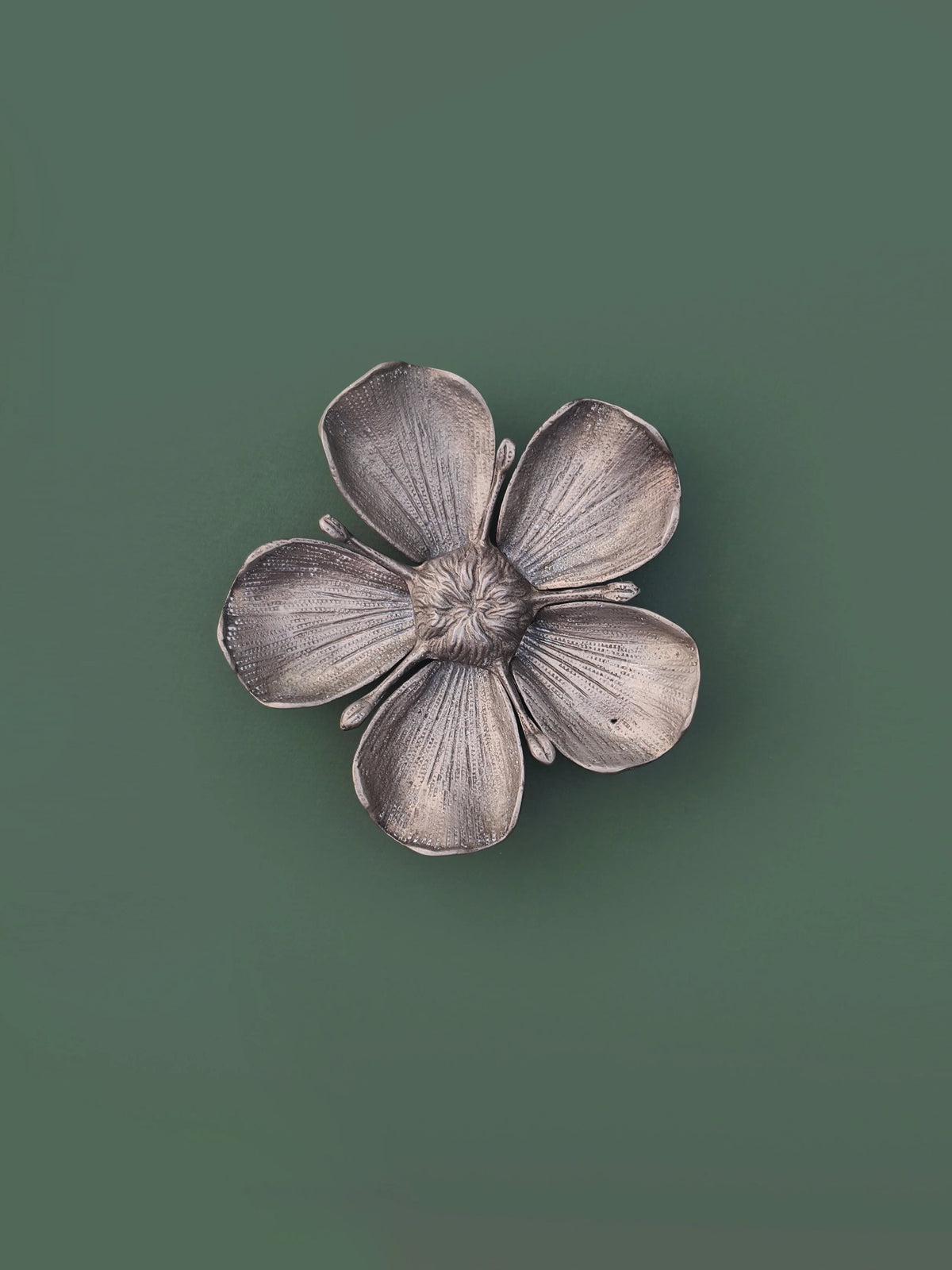 Blumenförmiger Aschenbecher aus Metall