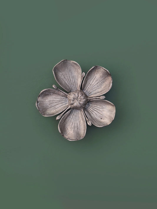 Blumenförmiger Aschenbecher aus Metall