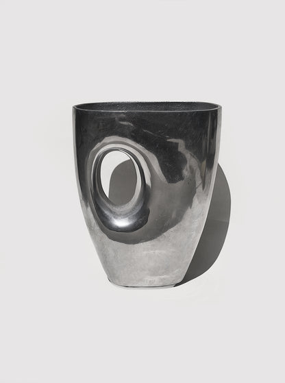 Vase Skulptural mit Cut-Out aus Metall