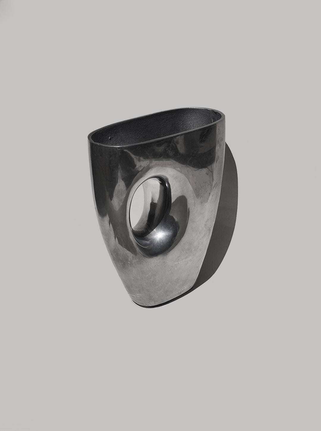 Vase Skulptural mit Cut-Out aus Metall