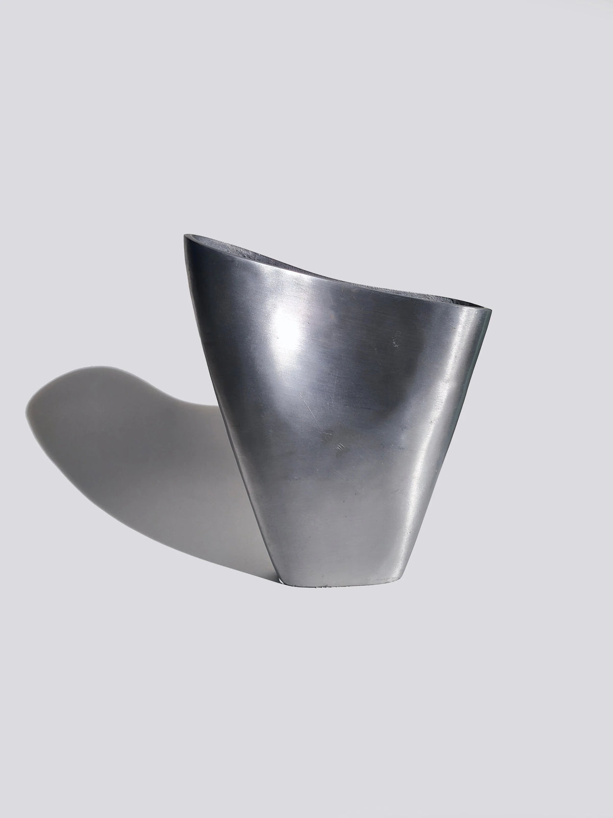 Vintage Vase aus gebürstetem Metall, organisch gewellt