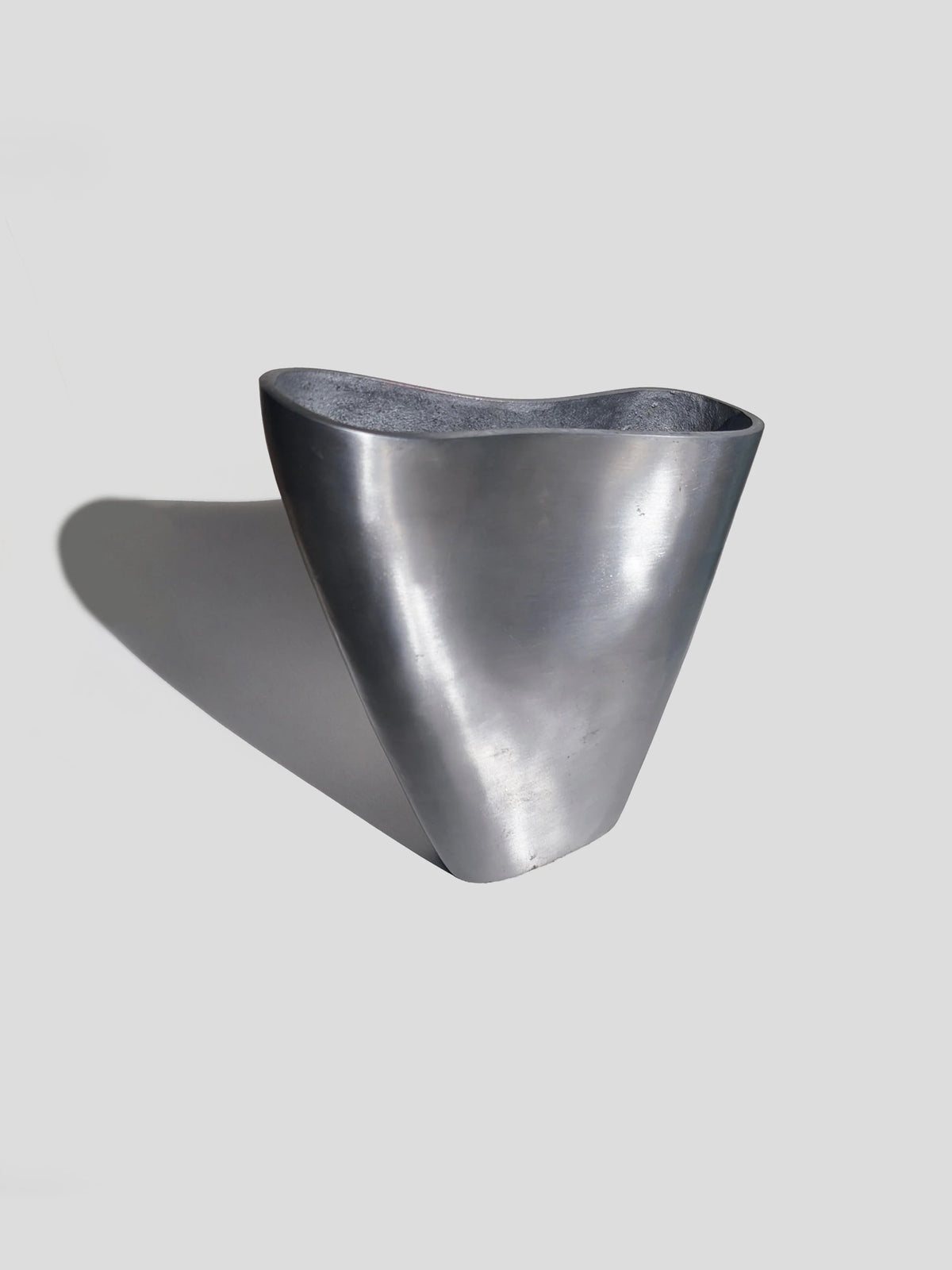 Vintage Vase aus gebürstetem Metall, organisch gewellt