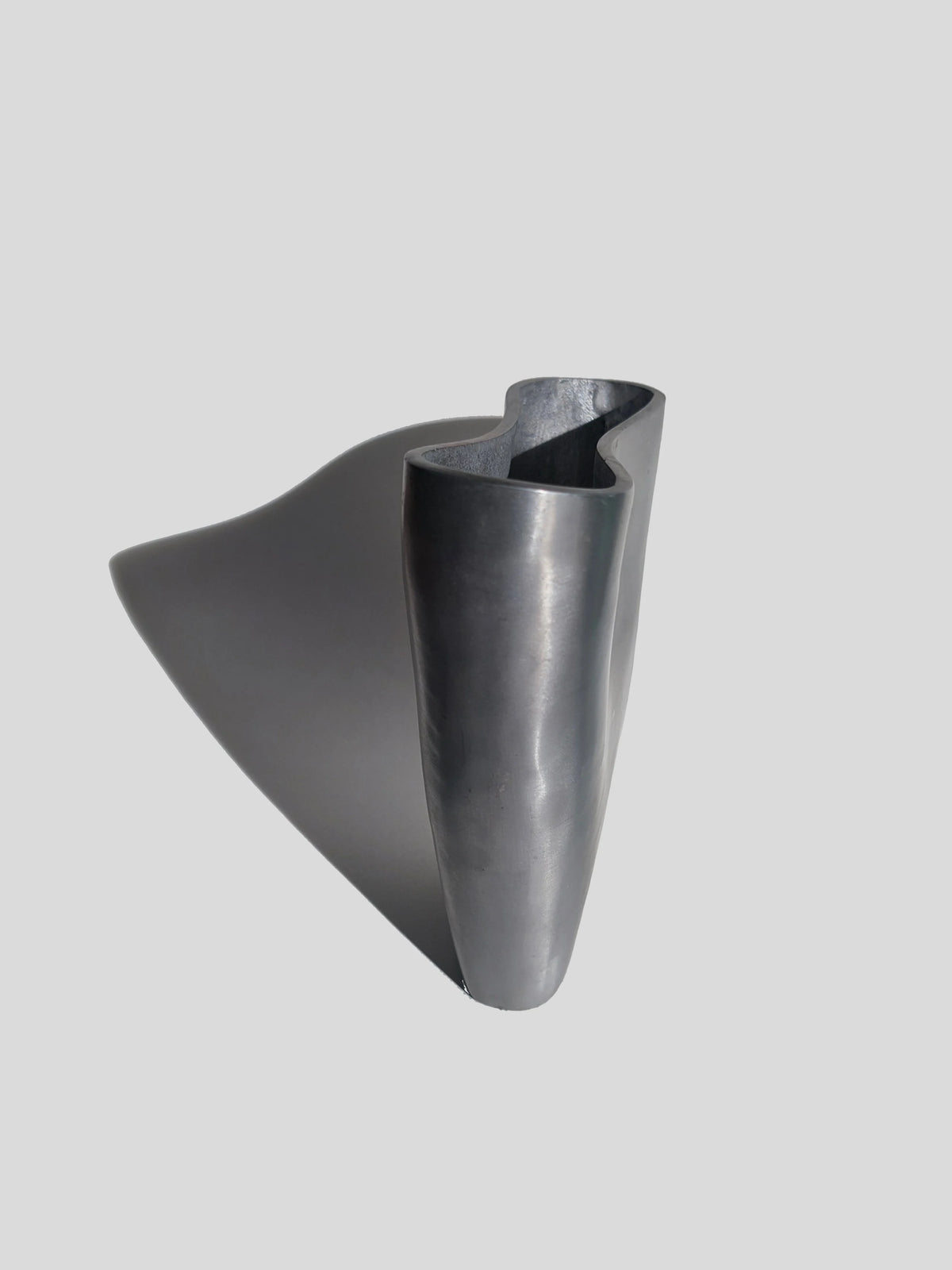 Vintage Vase aus gebürstetem Metall, organisch gewellt