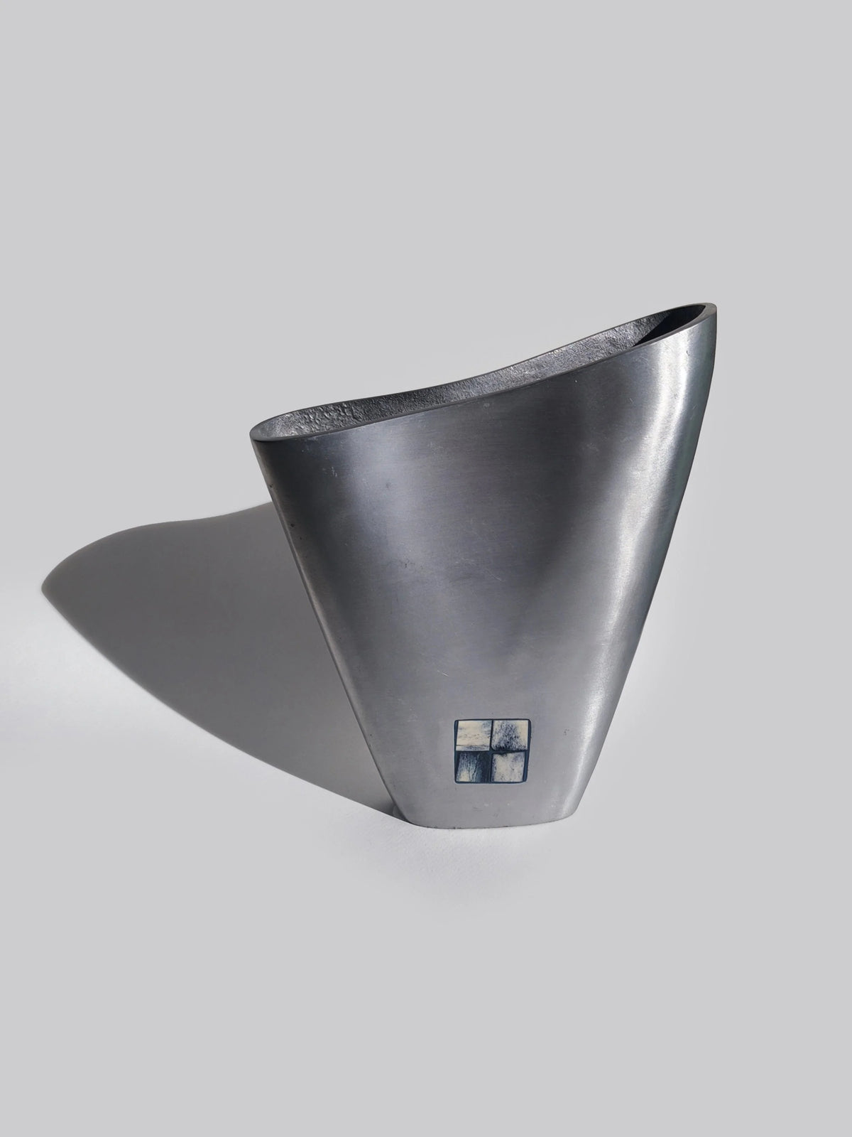 Vintage Vase aus gebürstetem Metall, organisch gewellt