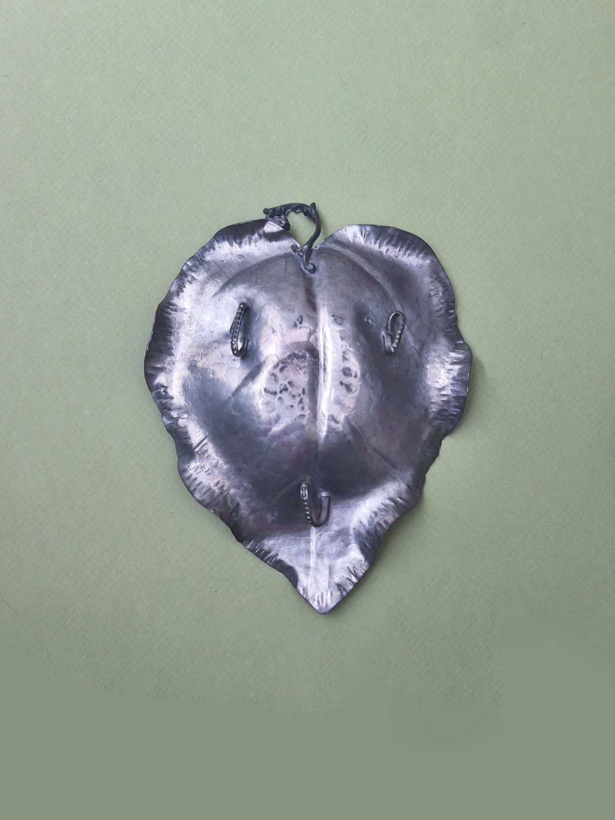 Dreifacher Muscheldiener: Vintage-Charme in Silber