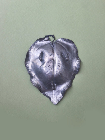 Dreifacher Muscheldiener: Vintage-Charme in Silber