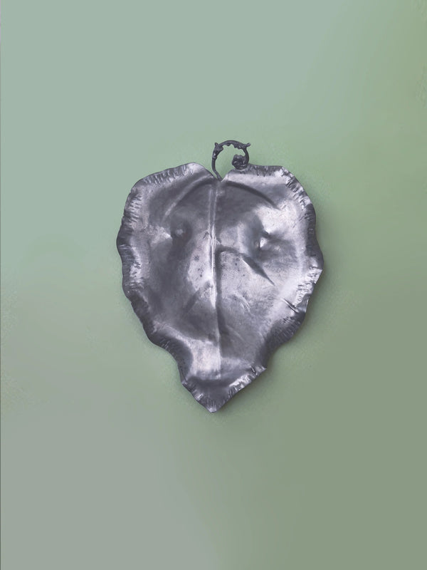 Dreifacher Muscheldiener: Vintage-Charme in Silber