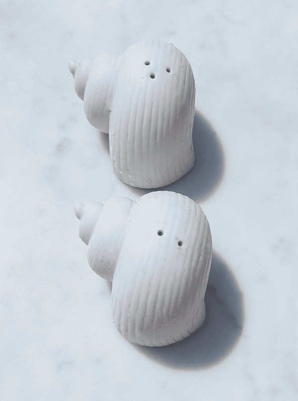 Salière et poivrière vintage en céramique blanche