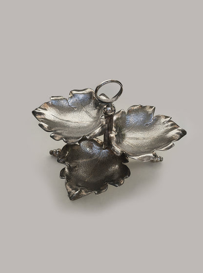 Vintage Servierständer Triple Leaf von skulptural, dreiblättrig, mit Griff